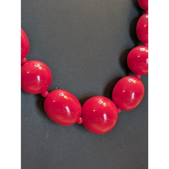 Signed OLCI 28" Long Heavy Lucite Deep Hot Pink Graduated Beaded Necklace - Picture 4 of 8